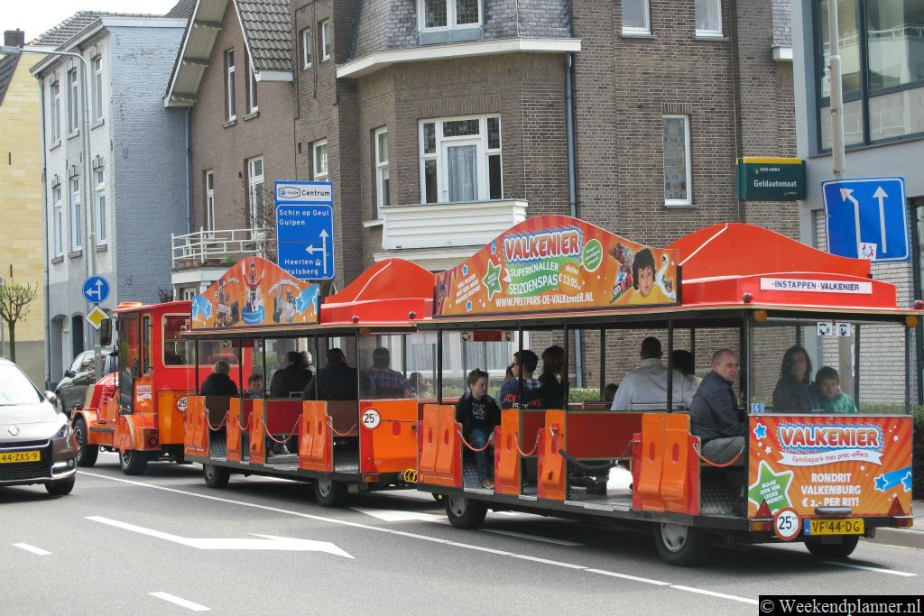 In Valkenburg kun je naar het pretpark de Valkenier. Vanuit het pretpark vertrekt dit toeristentreintje voor een rondrit door het historische centrum van Valkenburg. Er zijn meerdere ritten per uur.